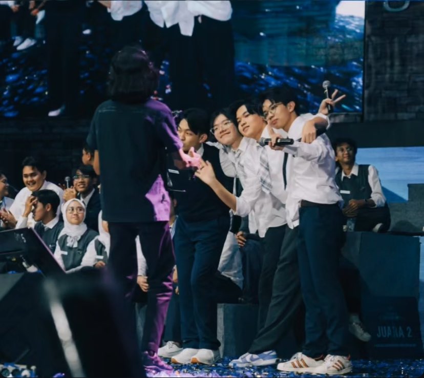 BatrisyaAd26201's tweet photo. wehh😭😭 trio nus +yunus fotbar tapi maxwell malah kayang 😭😭 dari td gk berhenti ngakak😭😭😭😭😭😭
#timsekop
#Sandyourheart
#imkevin
#AXELOTS
#FinalChapterCoC
#ThanksCoC https://t.co/k6zpzURejZ