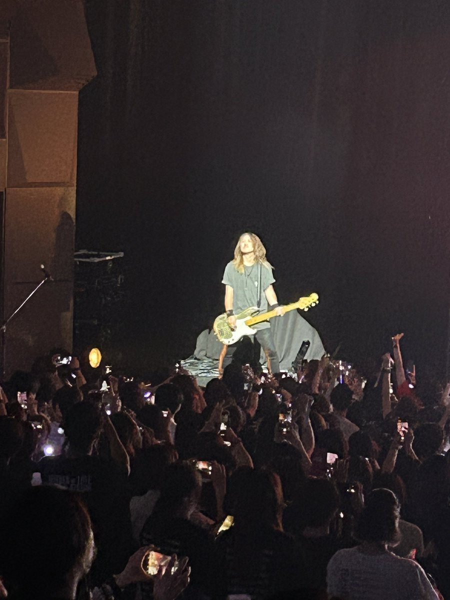mirukikumiru's tweet photo. #LUNAPIC 
#LUNASEA
#大阪フェスティバルホール
#IMAGEorREAL 

SUSPICIOUSからのsearch for reasonあるかな？とライブ前に妄想したババンギャです。

前から2/3の位置からはこんなんです。

銀テープは取れない位置でした。 https://t.co/x8z6pPSzMq