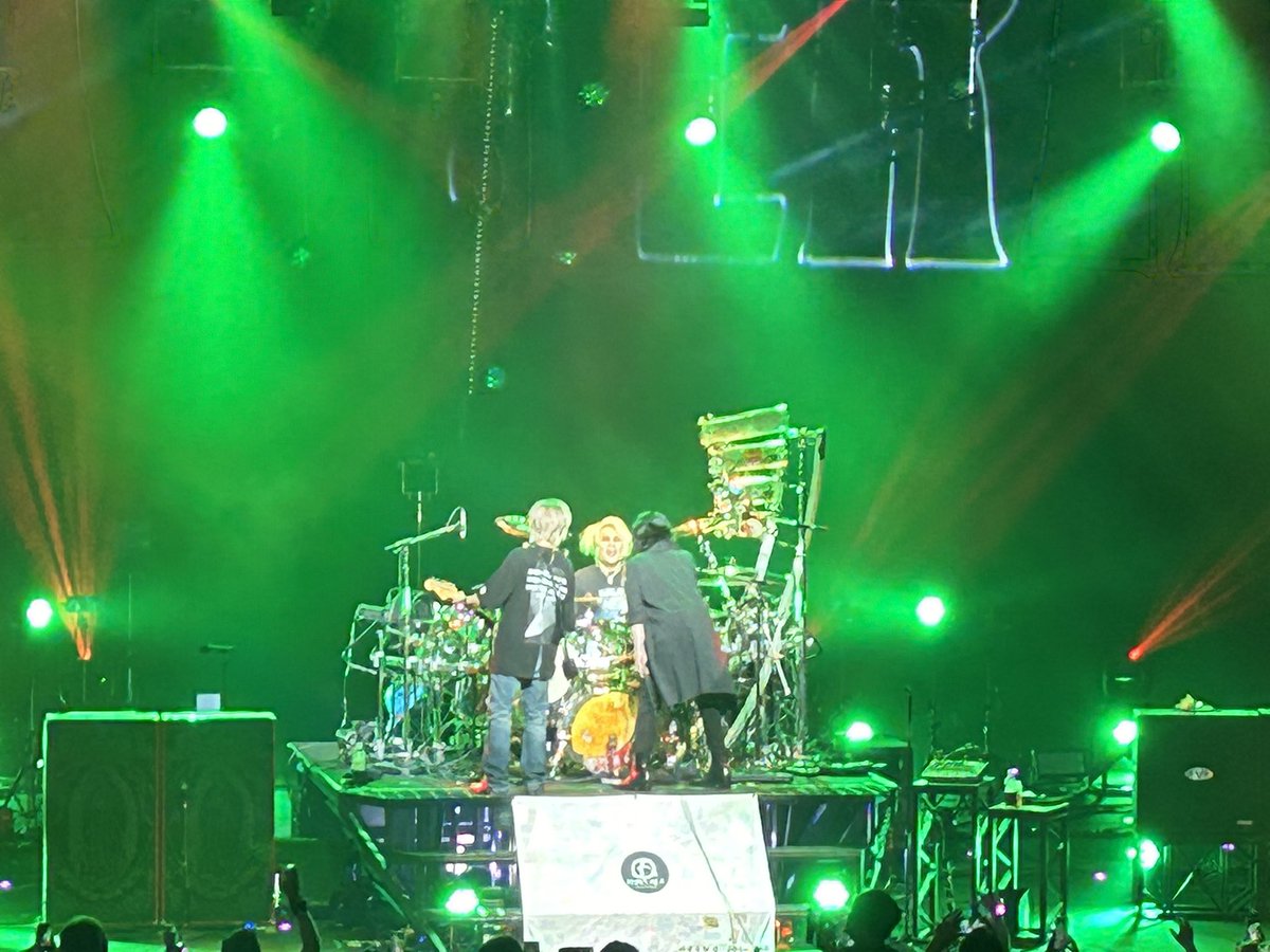 mirukikumiru's tweet photo. #LUNAPIC 
#LUNASEA
#大阪フェスティバルホール
#IMAGEorREAL 

SUSPICIOUSからのsearch for reasonあるかな？とライブ前に妄想したババンギャです。

前から2/3の位置からはこんなんです。

銀テープは取れない位置でした。 https://t.co/x8z6pPSzMq