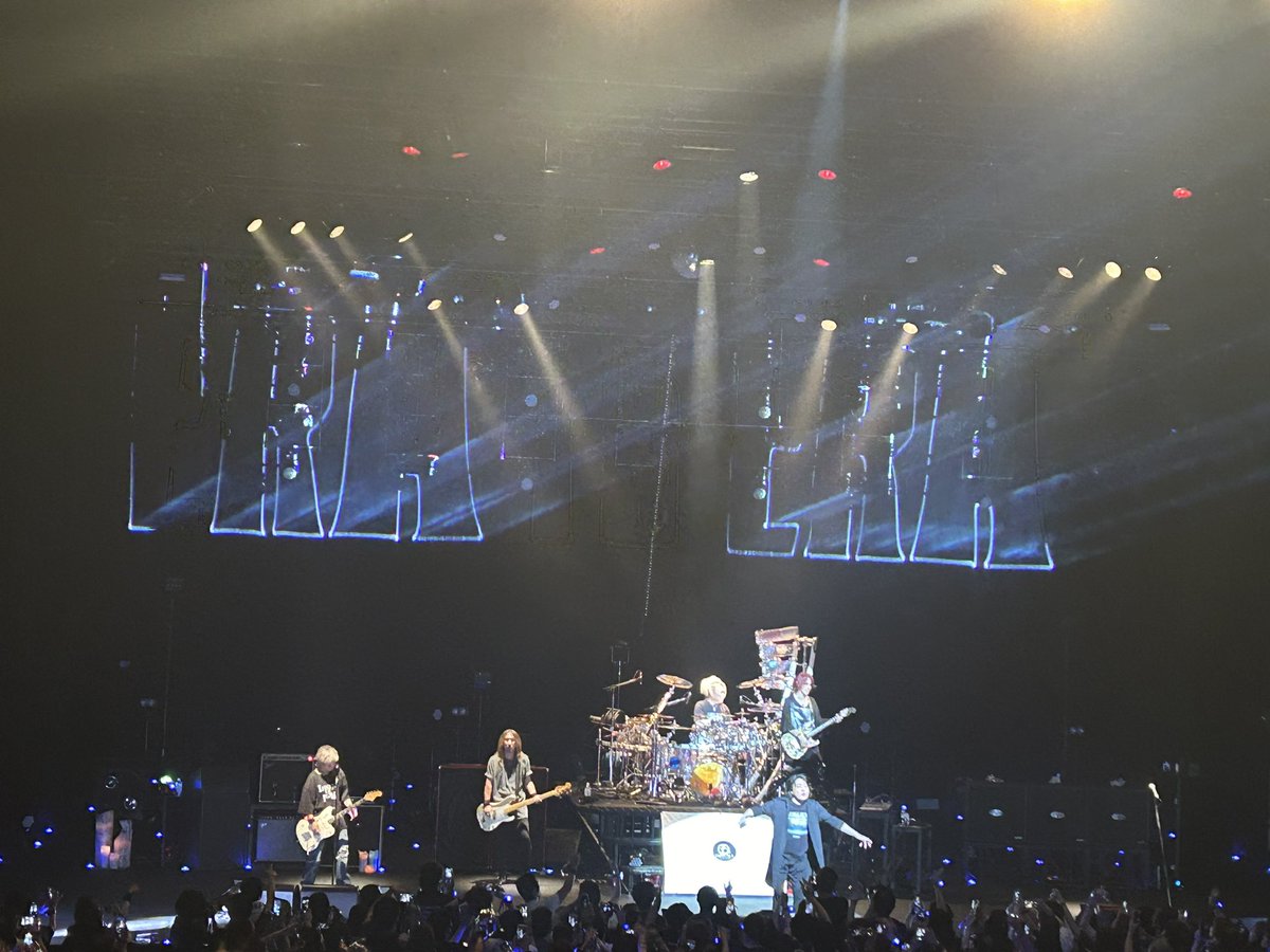 mirukikumiru's tweet photo. #LUNAPIC 
#LUNASEA
#大阪フェスティバルホール
#IMAGEorREAL 

SUSPICIOUSからのsearch for reasonあるかな？とライブ前に妄想したババンギャです。

前から2/3の位置からはこんなんです。

銀テープは取れない位置でした。 https://t.co/x8z6pPSzMq