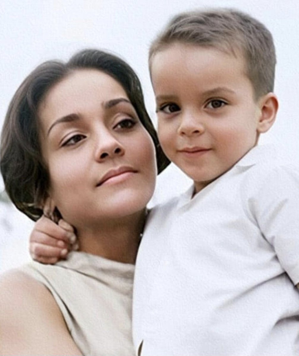 Gracias del alma a todos (as) las personas que nos acompañaron en el novenario de mi adorada madre. Ella vivirá siempre en el corazón de todos. Su vida es el legado de la familia.