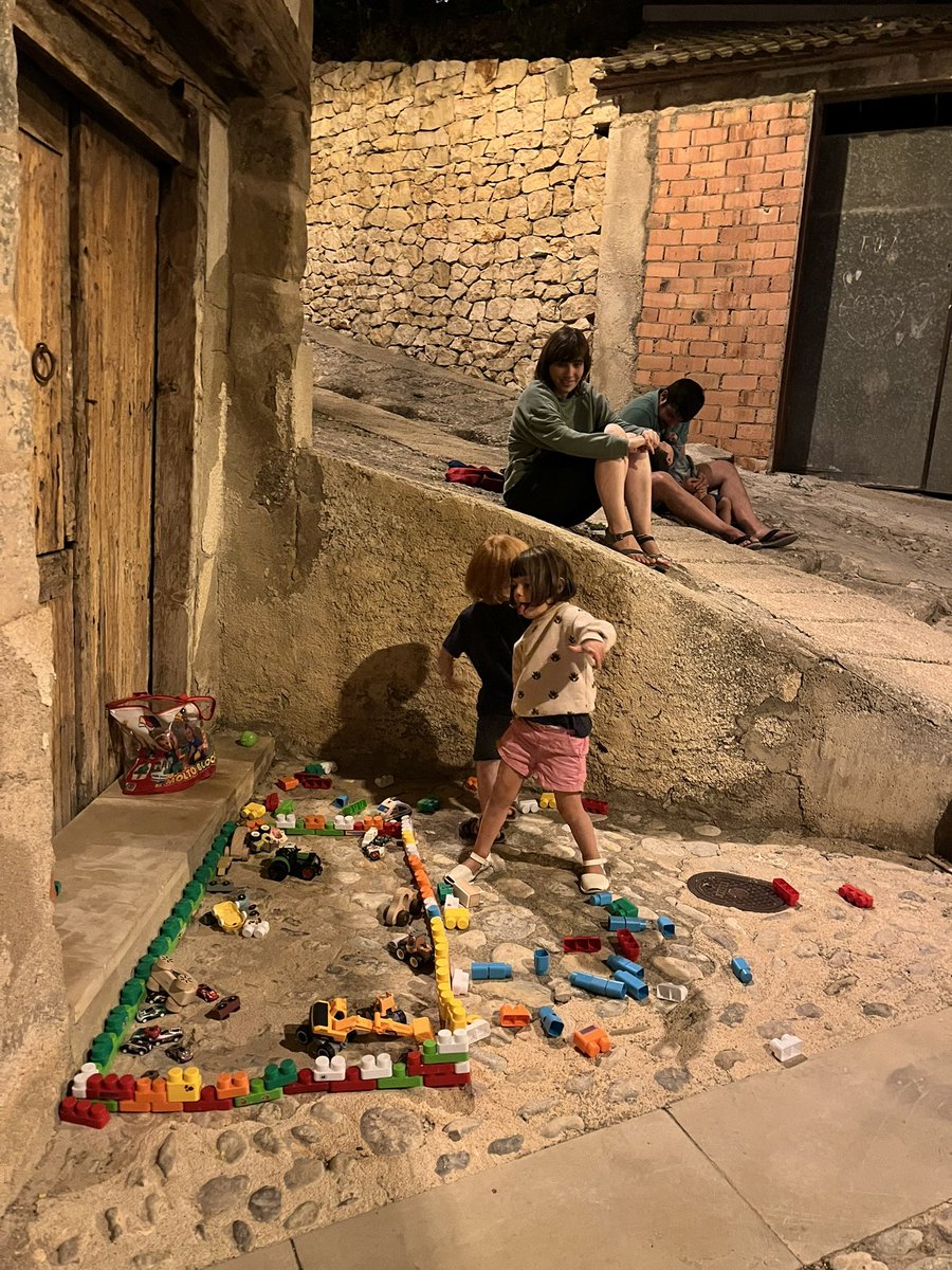 Als pobles, s’hi juga al carrer. Se’n diu “prendre la fresca”.A les ciutats, fora dels parcs infantils, és un acte perillós. Jugar al carrer és un fet públic que fa que els entorns siguin més segurs. Comporta que hi hagi gent que s’involucra, que està atenta i participativa.