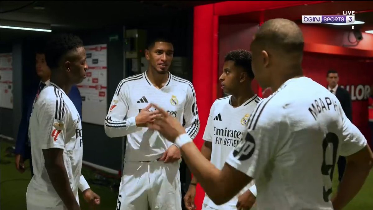 SeputarMadrid's tweet photo. ❗️Percakapan ketika setelah selesai istirahat babak pertama di pertandingan #MallorcaRealMadrid di Son Moix.

🗣️ Bellingham: “Kami harus menyelesaikan serangan, karena berlari ke belakang... sangat sulit.”

🗣️ Mbappé: “Ketika kami beralih [dari bertahan ke menyerang], mereka menunggu kami dengan 4 atau 5 pemain, saat ini ruangnya ada di sisi lain.”

🗣️ Bellingham: “Kalian bertiga [Vini, Kylian, Rodrygo], saat kalian sendirian, mari selesaikan serangan.”

🗣️ Mbappé: “Itulah yang saya katakan, kita harus menyelesaikannya.”

🗣️ Bellingham: “Bahkan jika tidak ada ruang.... Ambil sedikit... dan tembak.” 

@MovistarFutbol