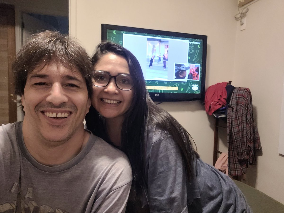 albanobr's tweet photo. #PerrengueNaBand Bruno e Silvia assistindo aqui do RJ! https://t.co/JrWdlgAuzJ