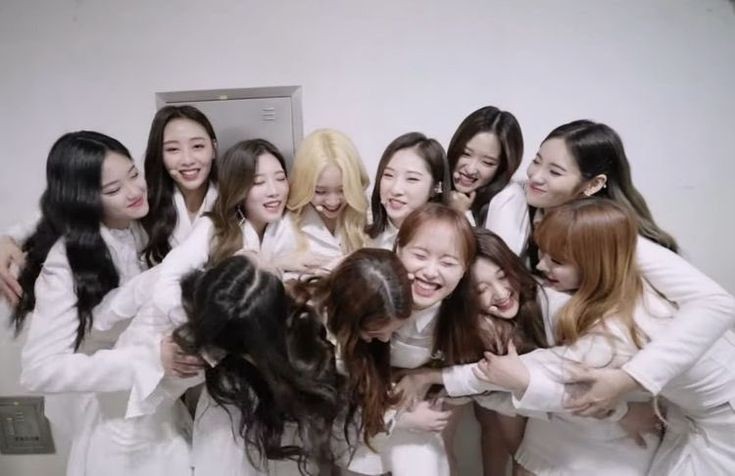 LoossembleBR_'s tweet photo. [🌙] Hoje fazem seis anos desde que o #LOONA debutou como um grupo completo! 🥳💖

#LOONAIS12
#이달의소녀 #LOONA
#6YearsWithLOONA https://t.co/ntTXAijqWg
