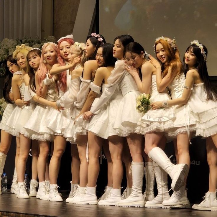 LoossembleBR_'s tweet photo. [🌙] Hoje fazem seis anos desde que o #LOONA debutou como um grupo completo! 🥳💖

#LOONAIS12
#이달의소녀 #LOONA
#6YearsWithLOONA https://t.co/ntTXAijqWg
