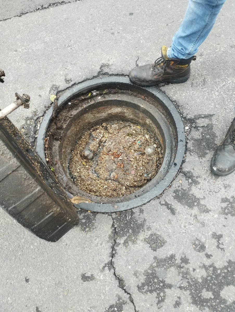 tizac's tweet photo. Buenas tardes para reportar una coladera que se encuentra llena de basura y estos últimos días nos a a afectado en mi domicilio está en la colonia tepalcates alcaldía Iztapalapa en la calle Benito Juárez entre Nicolás Bravo y santa Teresa ayuda porfavor https://t.co/aLKWFTe11E