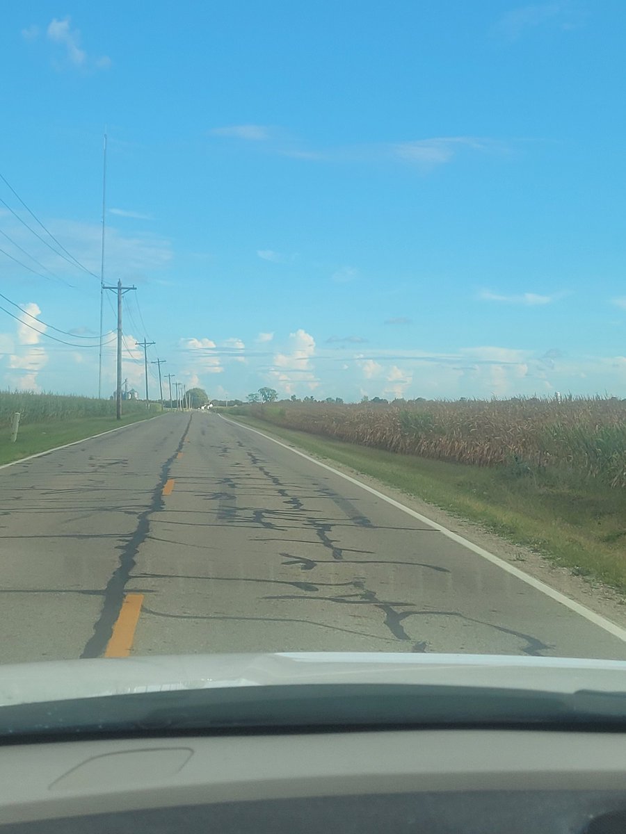 ThaFantasyEdge's tweet photo. @ryanhallyall what are those skinny "flying saucer" clouds lol, called?? Thought they were pretty cool on my way home this evening in Central Ohio. https://t.co/TbcAy3mbOt