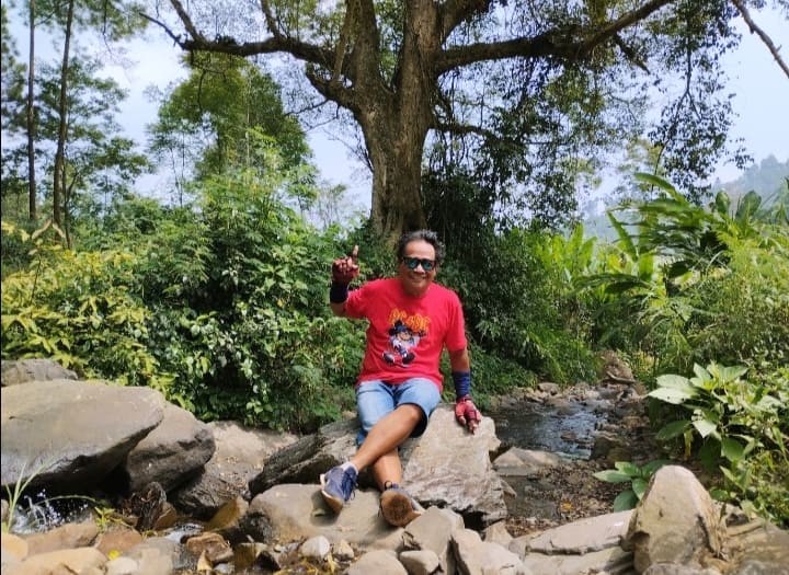 "Jangan berlebih-lebihan! Jangan mencintai seseorang berlebih-lebihan dan jangan membenci seseorang berlebih-lebihan! Anda nanti tidak waras."

— Gus Mus