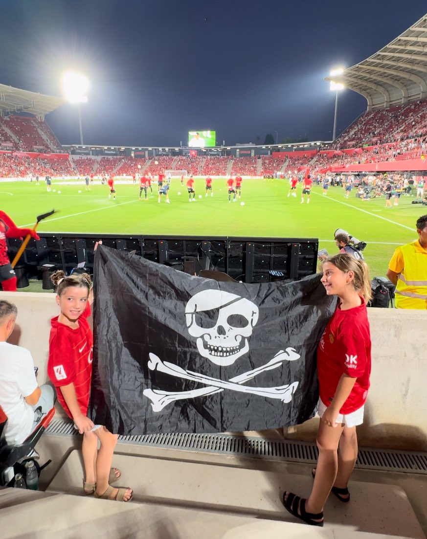 Dani Amengual (@daniamengual) on Twitter photo Te esperaban con tu bandera <a href="/MuriqiVedat/">Vedat Muriqi</a>, se han dejado la garganta animando 👱🏻♀️👧🏼🏴☠️❤️🖤 Te esperaban con tu bandera <a href="/MuriqiVedat/">Vedat Muriqi</a>, se han dejado la garganta animando 👱🏻♀️👧🏼🏴☠️❤️🖤