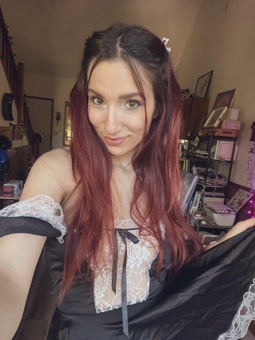 Happy Sunday!  Hopping on @MyFreeCams right now and gonna clean my house in this sexy maid outfit. 🧹<a class="tags" href="/tag/myfreecams">@myfreecams</a>