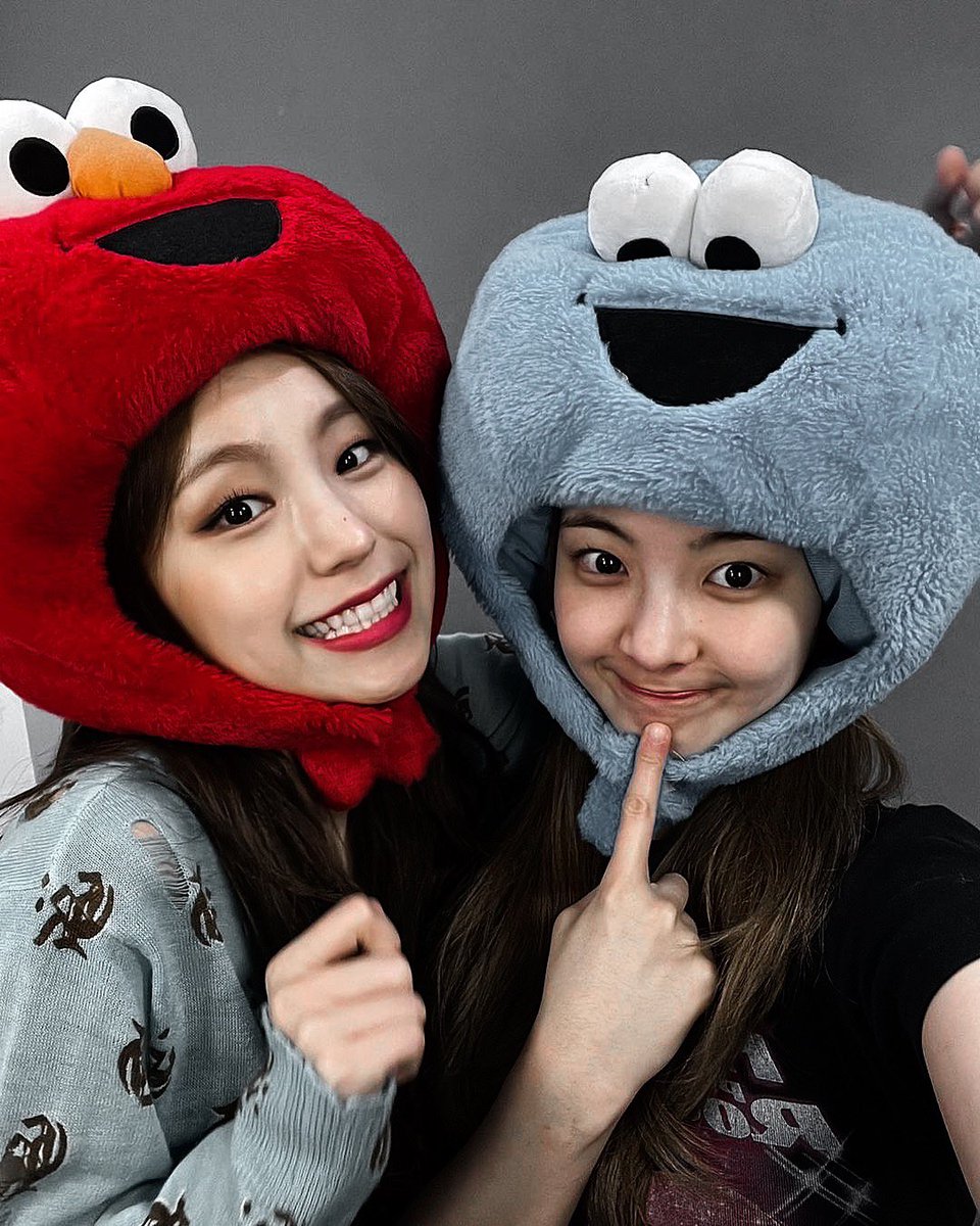 crwtuals's tweet photo. ⠀

                             ⠀⠀⭑
going shopping today really was the best idea because look what i convinced sparkle into getting with me — cute hats. https://t.co/zBItJi9CmA
