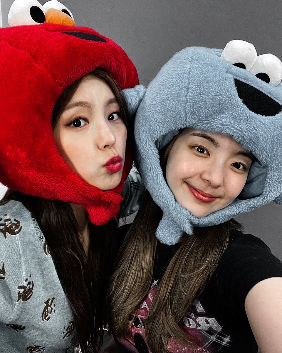 crwtuals's tweet photo. ⠀

                             ⠀⠀⭑
going shopping today really was the best idea because look what i convinced sparkle into getting with me — cute hats. https://t.co/zBItJi9CmA