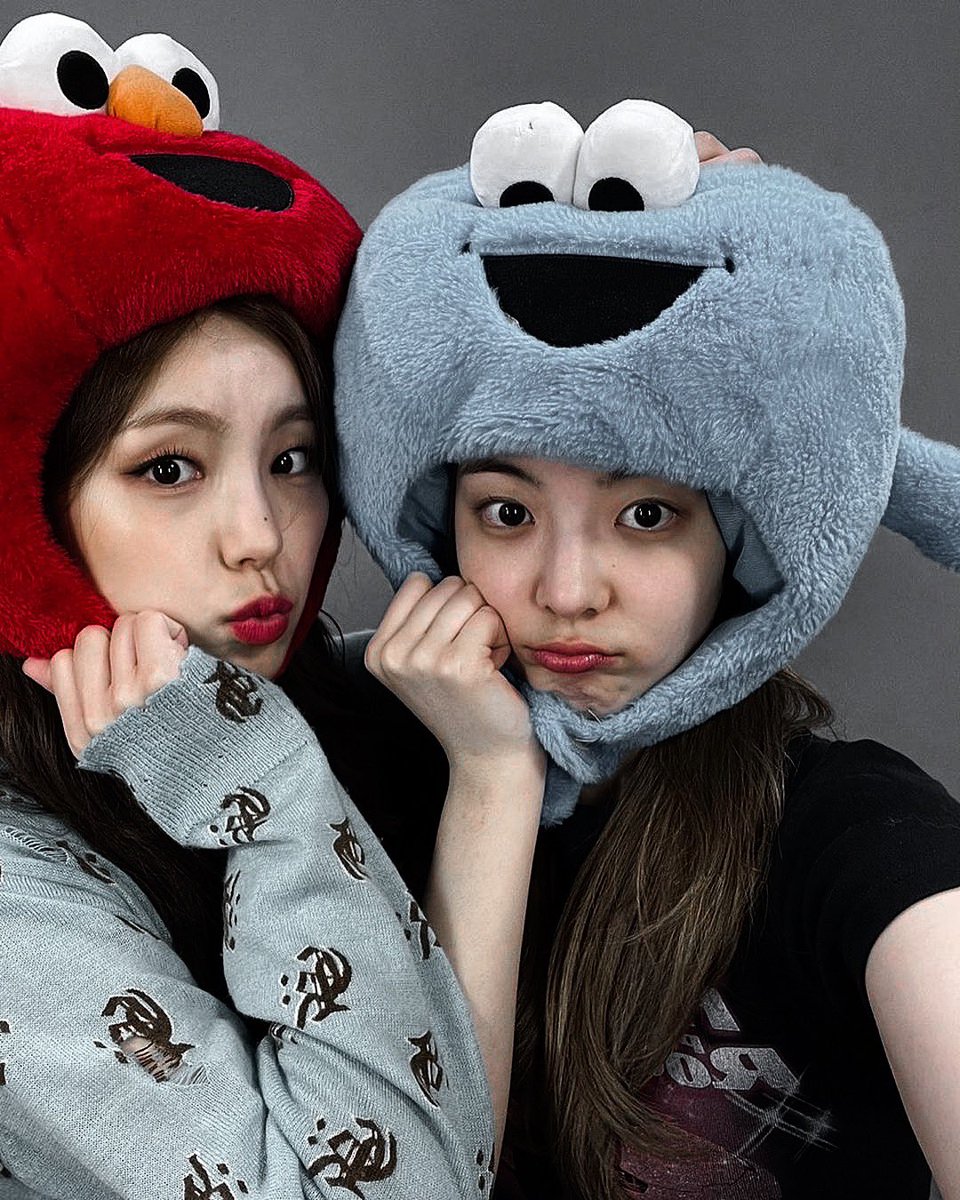 crwtuals's tweet photo. ⠀

                             ⠀⠀⭑
going shopping today really was the best idea because look what i convinced sparkle into getting with me — cute hats. https://t.co/zBItJi9CmA