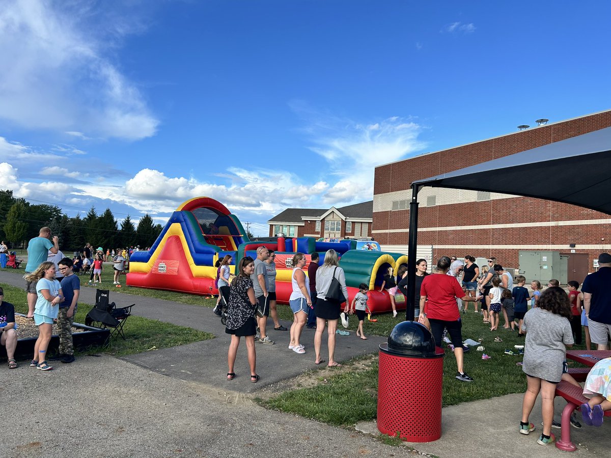 fouse_foxes's tweet photo. Fouse Family Back to School Picnic🦊💪@WCSOH https://t.co/FhproWeS2r