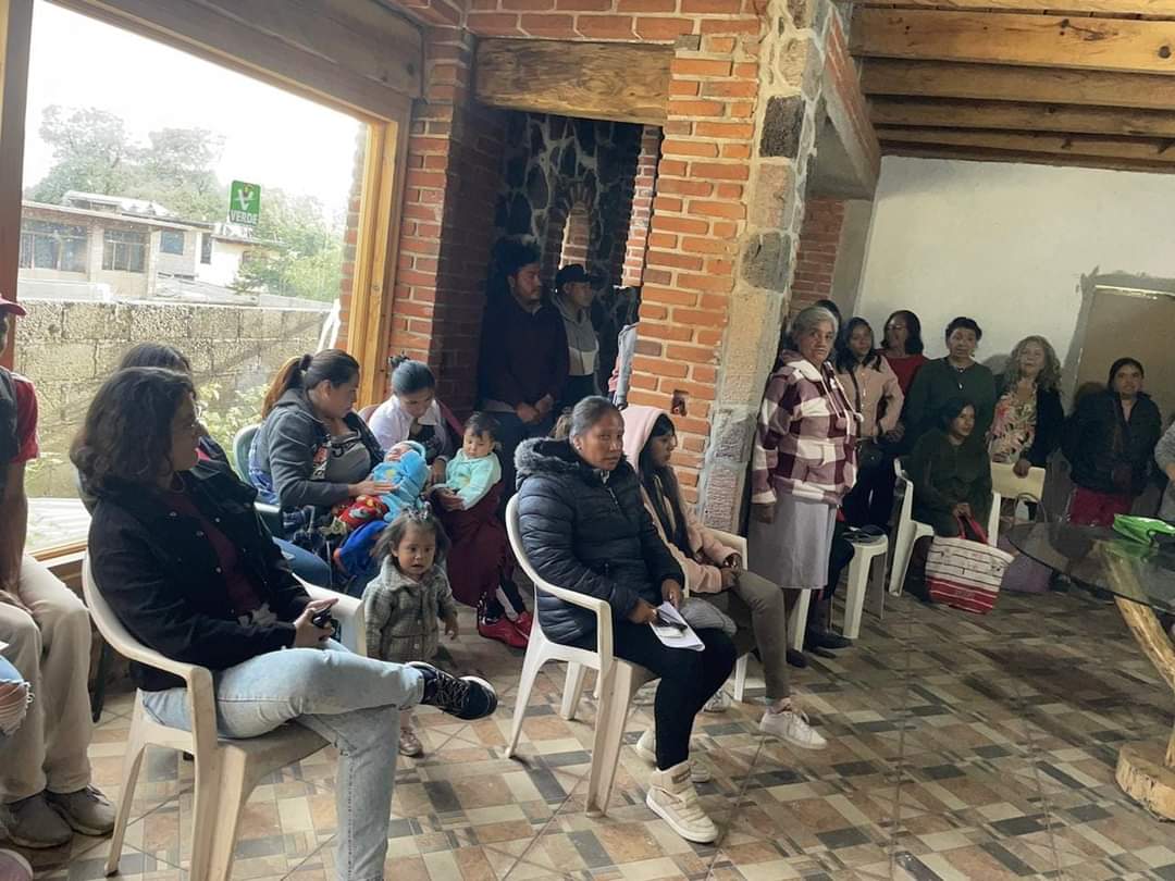 nuncapermitasac's tweet photo. En días pasados la delegada Flor Meza, llevo a cabo una reunión informativa y preventiva con mujeres del municipio de Huitzilac, con el objetivo de prevenir situaciones de violencia.
#PreveniresClave
#MujerNuncaPermitas 🖐️💜
#CreandoRedesdeApoyo https://t.co/ttTsPokclT