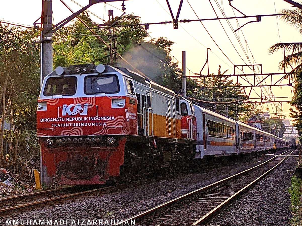 yoasobiloved's tweet photo. Tematik HUT RI 79.
Inframe : CC 206 13 78 ( 206 78 ) CPN Berdinas KA 218B Jayakarta Premium.
#keretaapikita #keretaapiindonesia #kai121 #cc206 #kajayakartapremium https://t.co/vo8JDgZqkI