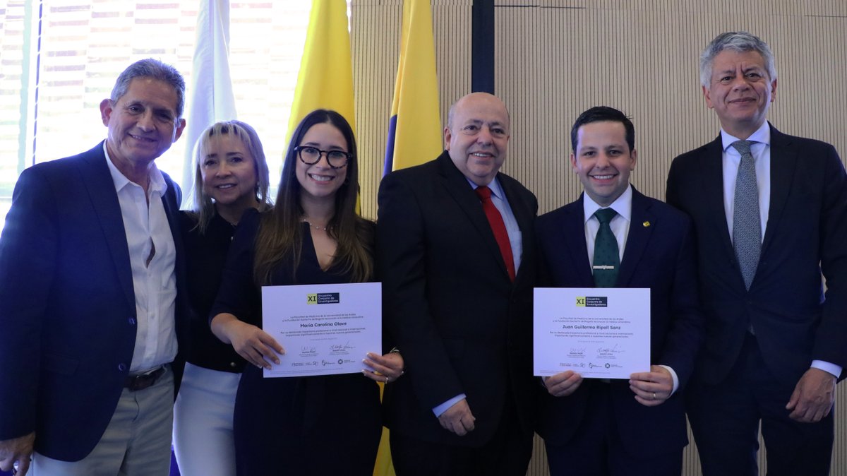 MediUniandes's tweet photo. ¡Qué orgullo ver a nuestros egresados liderando el XI Encuentro Conjunto de Investigadores! 👩‍🔬👨‍🔬 Su compromiso con la ciencia y la salud es un testimonio de los valores caracterizan a nuestra Facultad 💛#20añosMediUniandes @FSFB_Salud 

#Investigación #MediUniandes #FSFB https://t.co/8Fq3rdBHdw