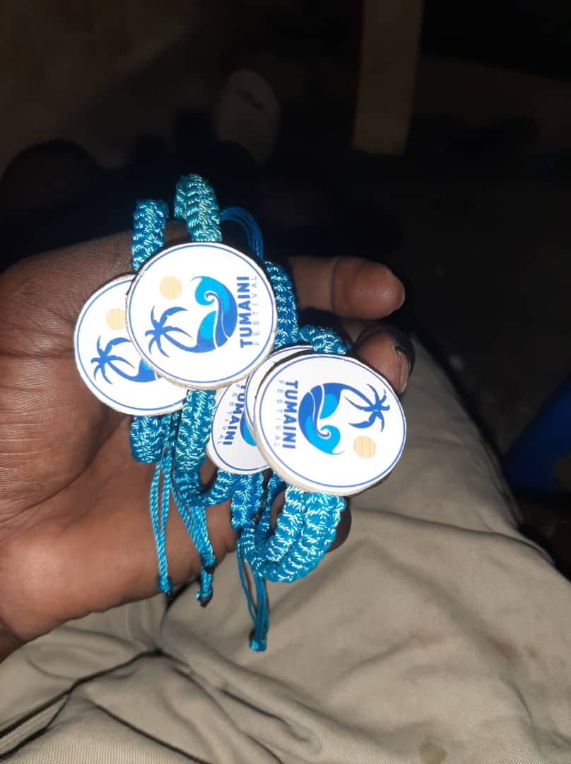 AsimoniBenjamin's tweet photo. Un jeune créateur et entrepreneur, fait du logo de TUMAINI FESTIVAL sa marque de créativité pour le bracelet.

C'est seulement le côté communautaire du Festival TUMAINI en ville de Ben.

@jeunesseEP_RDC 
@MinistereCC 
@IFintheUAE 
@Institut_fr_mks 
@Com_mediasRDC https://t.co/6r68oBmL7n
