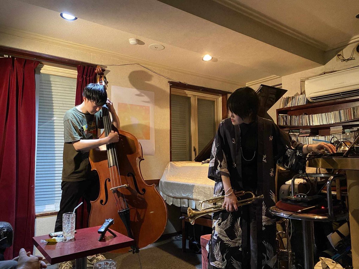 deonkundayo's tweet photo. 8.18.高円寺グッドマンにて
イノスボクスさんとの対バン、
溝辺隼巳× d'Éon DUO でした。
ゲスト出演でした
突然ドカっとトラックを持ち込んだわけですが、天才的な反応で呼応してくれました

やー楽しかったです‼︎ またｲﾝﾌﾟﾛよろしくお願いしたしです🙏 https://t.co/jvsQbQjGH9