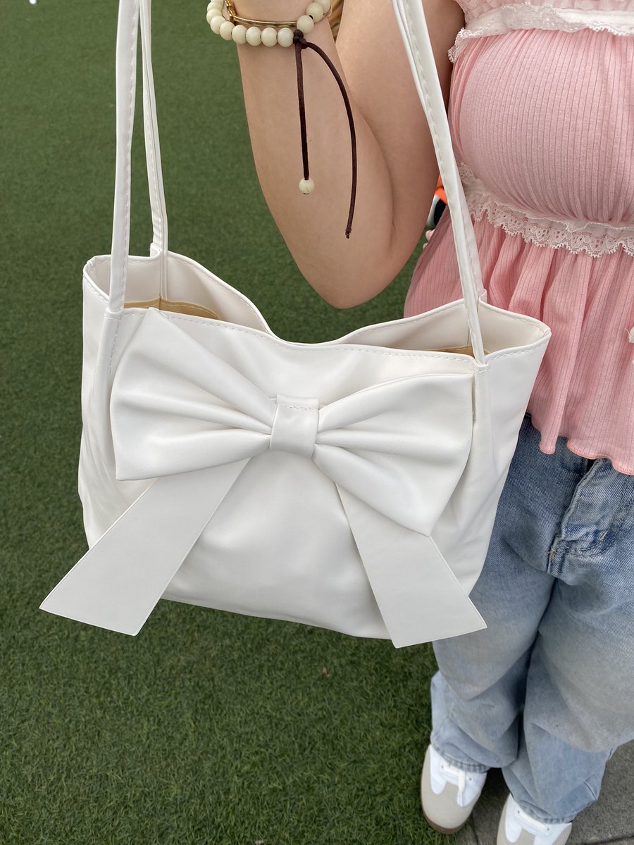Winniesooj's tweet photo. ꒰ #wanisells ☻ ꒱ wts lfb
౨ৎ bowknot bags collection .ᐟ 🎀

୨୧ open for orders: 
white &amp; khaki tote ₱200 each
pink &amp; black tote ₱230 each
black shoulder &amp; body bag ₱250

୨୧ also available on shopee via cod:
https://t.co/eQjsh2N771 https://t.co/TG72bfnFID
