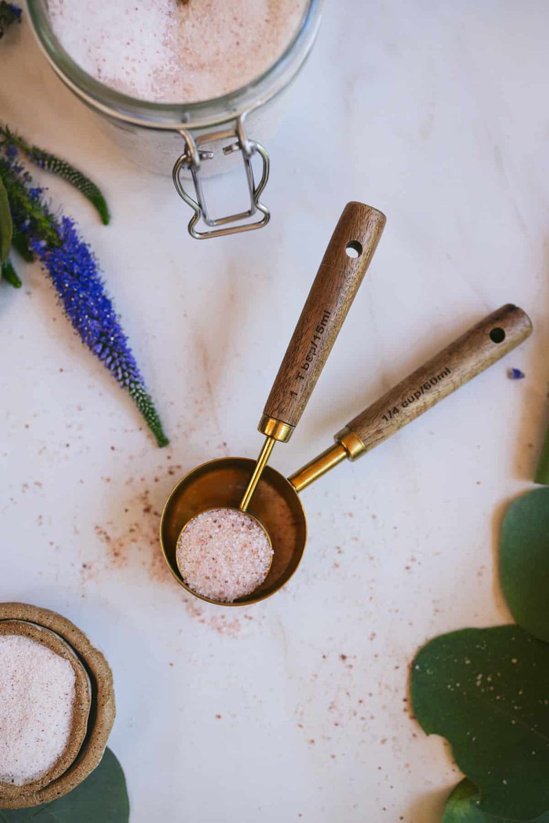 raepublic's tweet image. Using the appropriate measuring cup for each type of ingredient is crucial to achieving accurate measurements in your recipes.

Read the full article: How Many Tablespoons In ¼ Cup (+ Free Conversion Guide!)
▸ lttr.ai/AWBSf

#Raepublic #bakingconversion