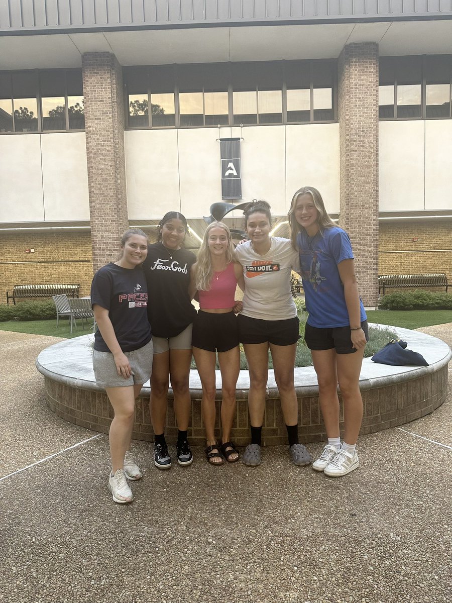 Whole gang is here! Excited about this group!

Time to get to work 🐴❤️💙
