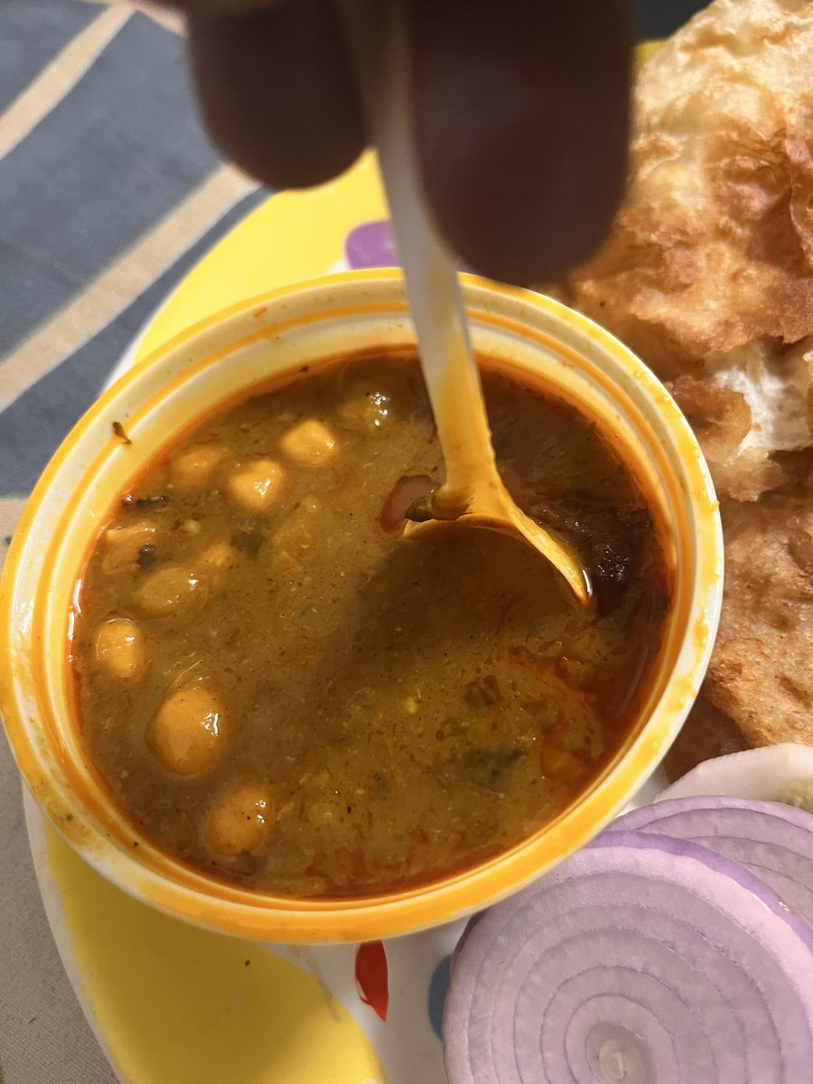 mr_ashu_singh's tweet photo. @zomato @zomatocare So a new scam where you order chole bhature but what if chole quantity which comes in not even enough for half bhatura also. Also zomato saying no control over quantity but appropriate to bhejo gye Id 6101779202 https://t.co/KdGSoLkxnD