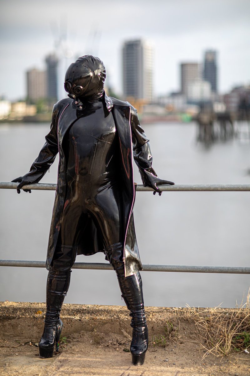 rubbergeek's tweet photo. Sneaky peek to a recent self portrait session 

#latex #latexcatsuit #rubberdrone https://t.co/I4PQjVMIRs