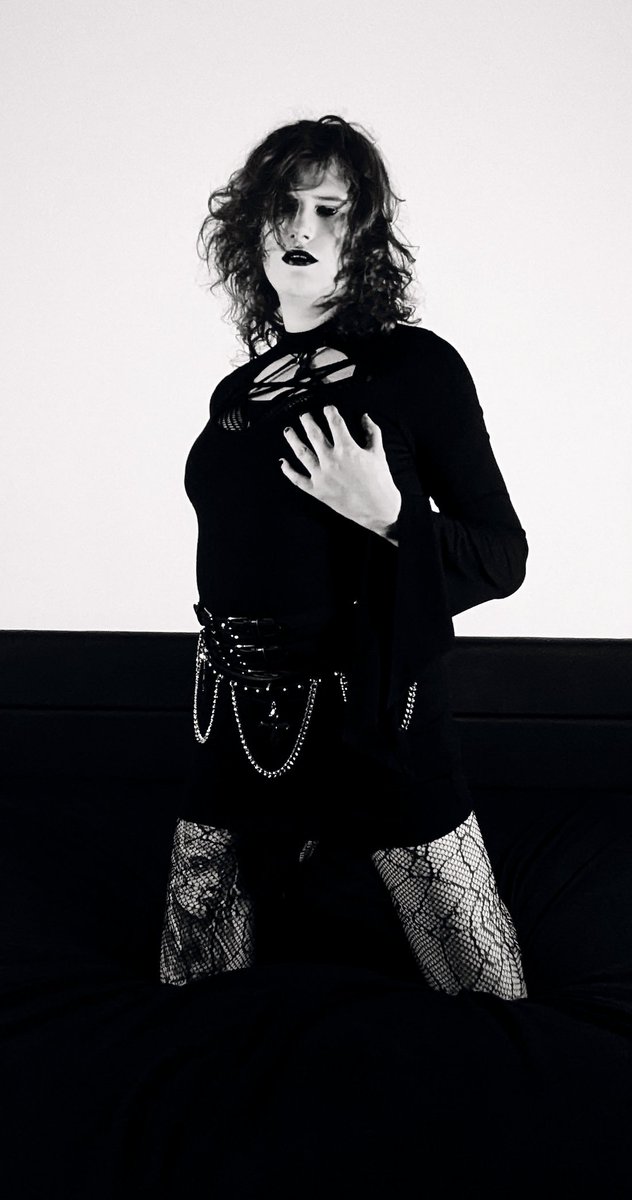 Moon_Transgoth's tweet photo. I'm feeling so sexy in this photo 🥰
#photography #blackandwhitephotography #selfie #gothic https://t.co/VFJFinQF44