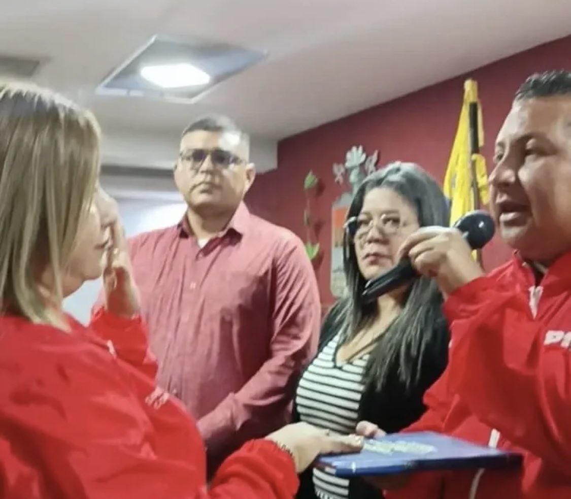 🚨🇻🇪 El chavismo dio hace horas otro golpe de Estado. De forma arbitraria fue destituido el alcalde de Carora, en el estado Lara, Javier Oropeza, y juramentaron sin ningún fundamento como alcaldesa a una concejal chavista.