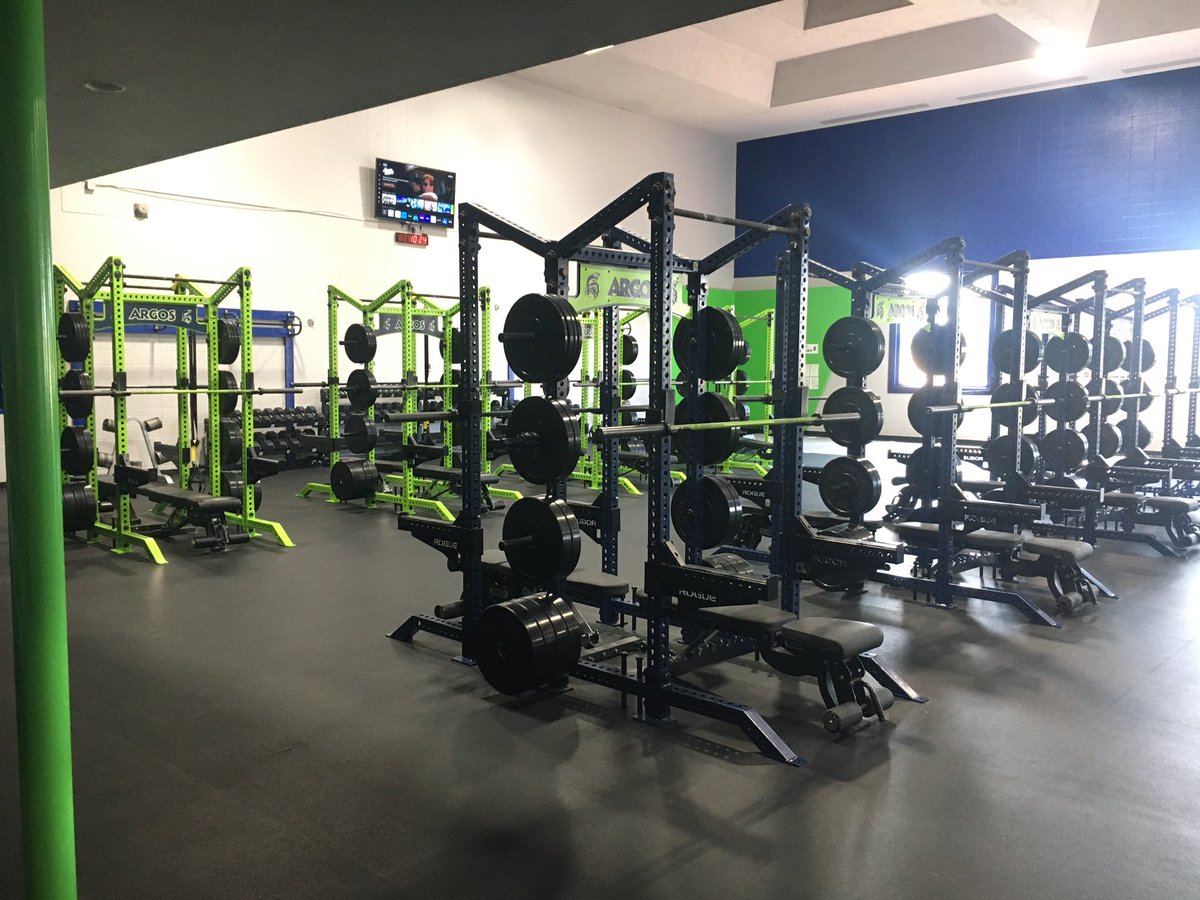 Pippi_Clark's tweet photo. Well, @pucksammich is all set up at @uprovidence. Met coach Vivian, toured the @UPArgos athletic facility for @UPArgosHockey. 

#CollegeLife #HockeyLife #Hockey #Montana #GreatFalls https://t.co/XVha8uvC1p