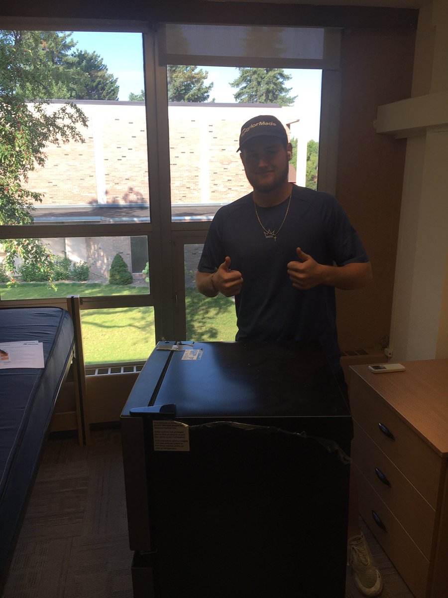 Pippi_Clark's tweet photo. Well, @pucksammich is all set up at @uprovidence. Met coach Vivian, toured the @UPArgos athletic facility for @UPArgosHockey. 

#CollegeLife #HockeyLife #Hockey #Montana #GreatFalls https://t.co/XVha8uvC1p