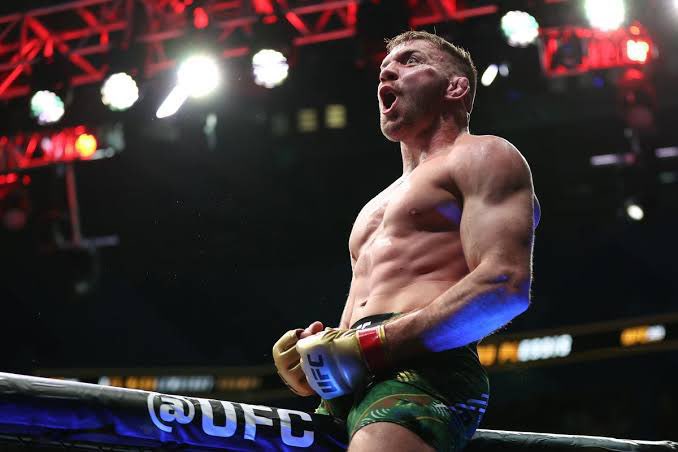 gastonreyno's tweet photo. 10 Victorias consecutivas, más de 5 años sin perder, Noqueó a Whittaker y Sometió a Adesanya, SIEMPRE da espectáculo… gran momento para el  Campeón Dricus Du Plessis, Él es el aire fresco que la categoría del Peso Mediano necesitaba 🙌🏻🇿🇦 https://t.co/JHqb23rUZY