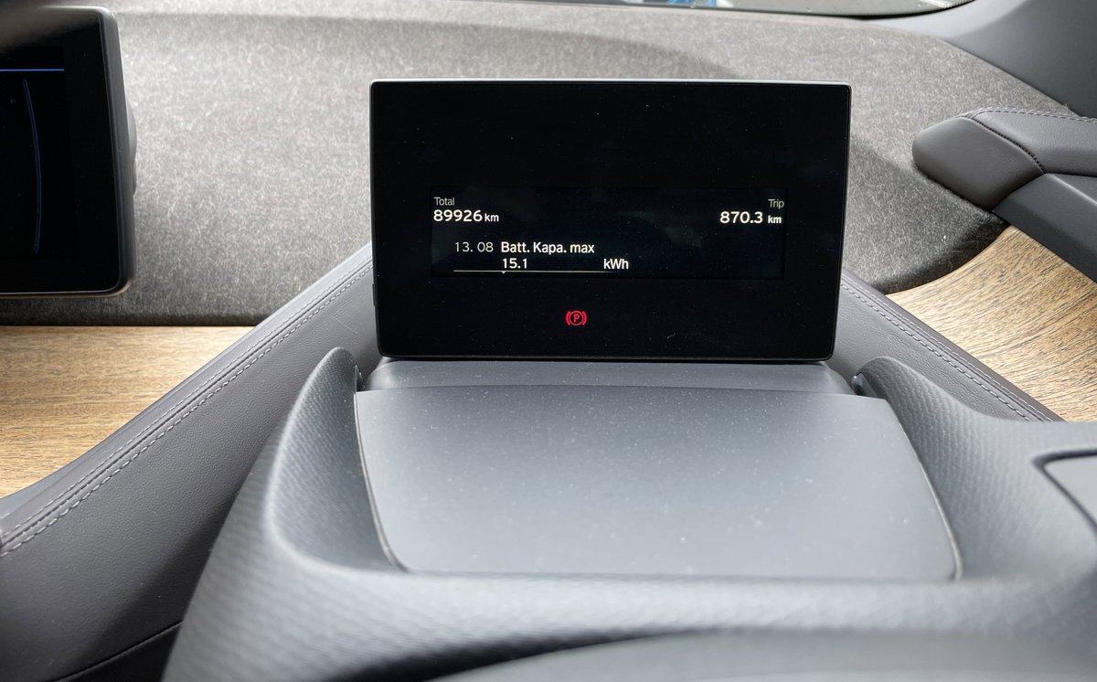 kashinoki14's tweet image. i3の現在のバッテリー容量は15.1kWh。
元々22kWhだったらしいので新車時の70%未満ということだが、ハイボルテージバッテリー保証は昨年切れている。
もしかして去年時点で70%切っていたけど、前オーナーさんバッテリー容量の確認方法がわからなくて保証対応してもらっていなかったりして😅
#BMWi3