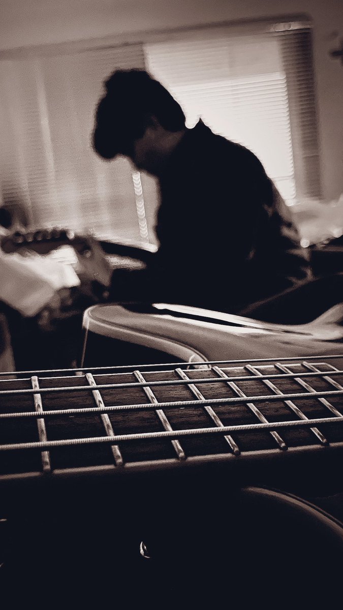 RamirezAlujas's tweet image. Este domingo desde el Laboratorio de artesanía sonora @SoundCraftLab: una linda tarde junto a mi bello Lucas😎, en el taller aprendiendo y ensayando algunas canciones de @joydivision y @neworder: New Dawn Fades, Heart and Soul, Ceremony..🖤🎶 @redmatriz #SoundCraftLab #SCL #Chile