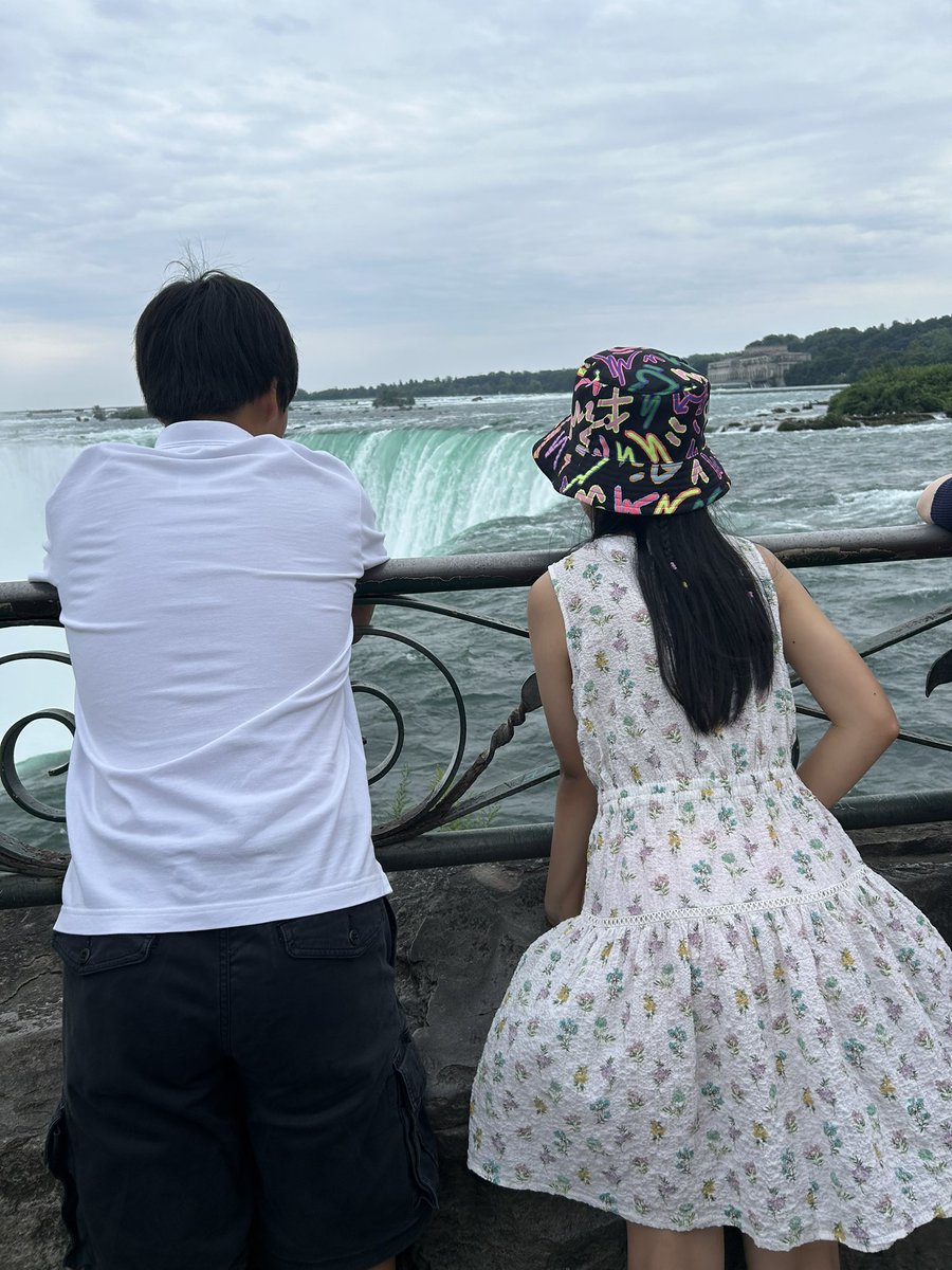 00年にアメリカ側から
一回訪ねた、今回カナダ側から、24年ぶりに再訪したナイアガラフォールズ です。
24年間、子供が中2、転職が数回、不動産が数軒。。。色々ありました。