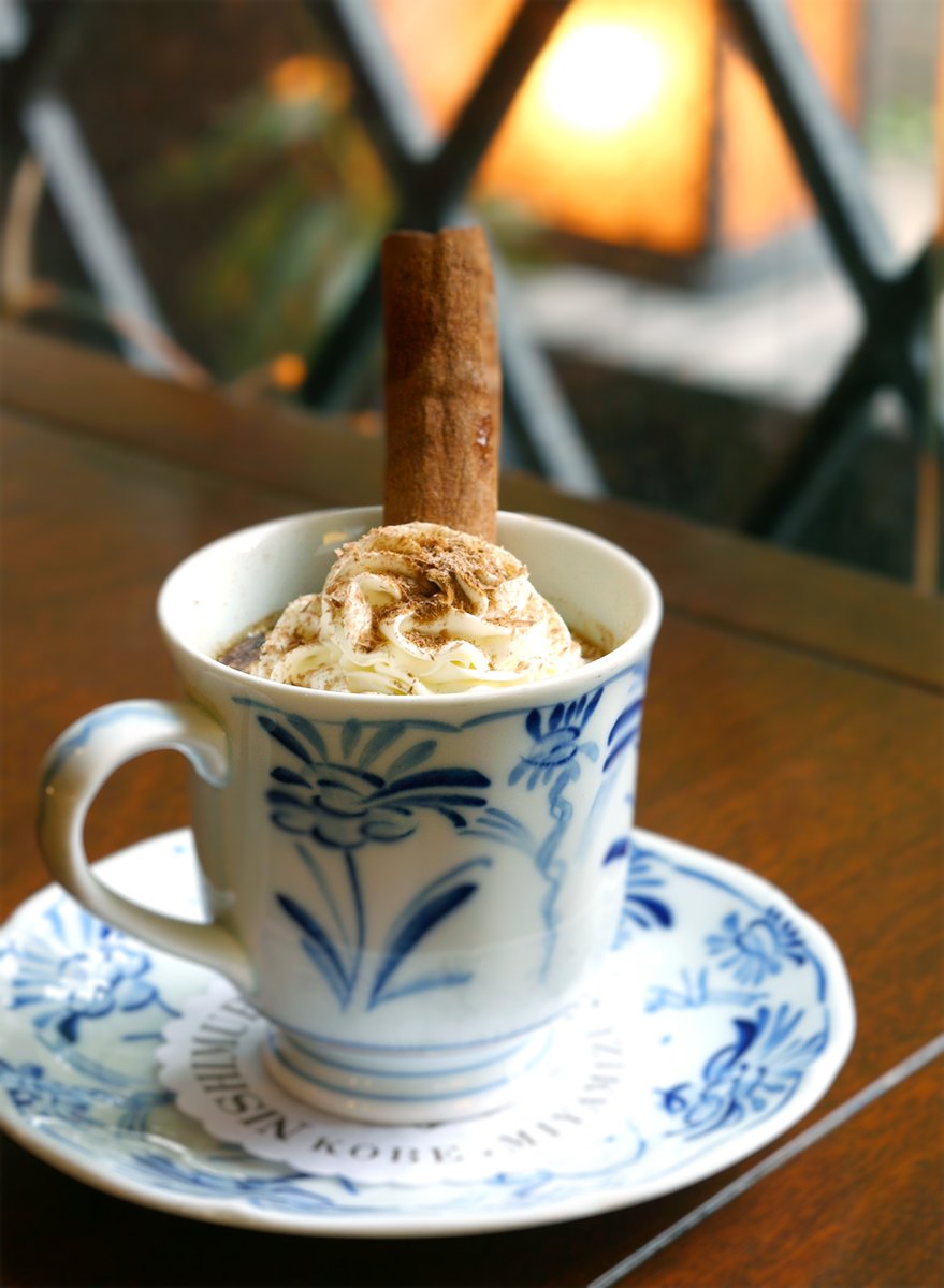 濃厚なコーヒーにホイップクリームを浮かべ、苦チョコとシナモンの香り