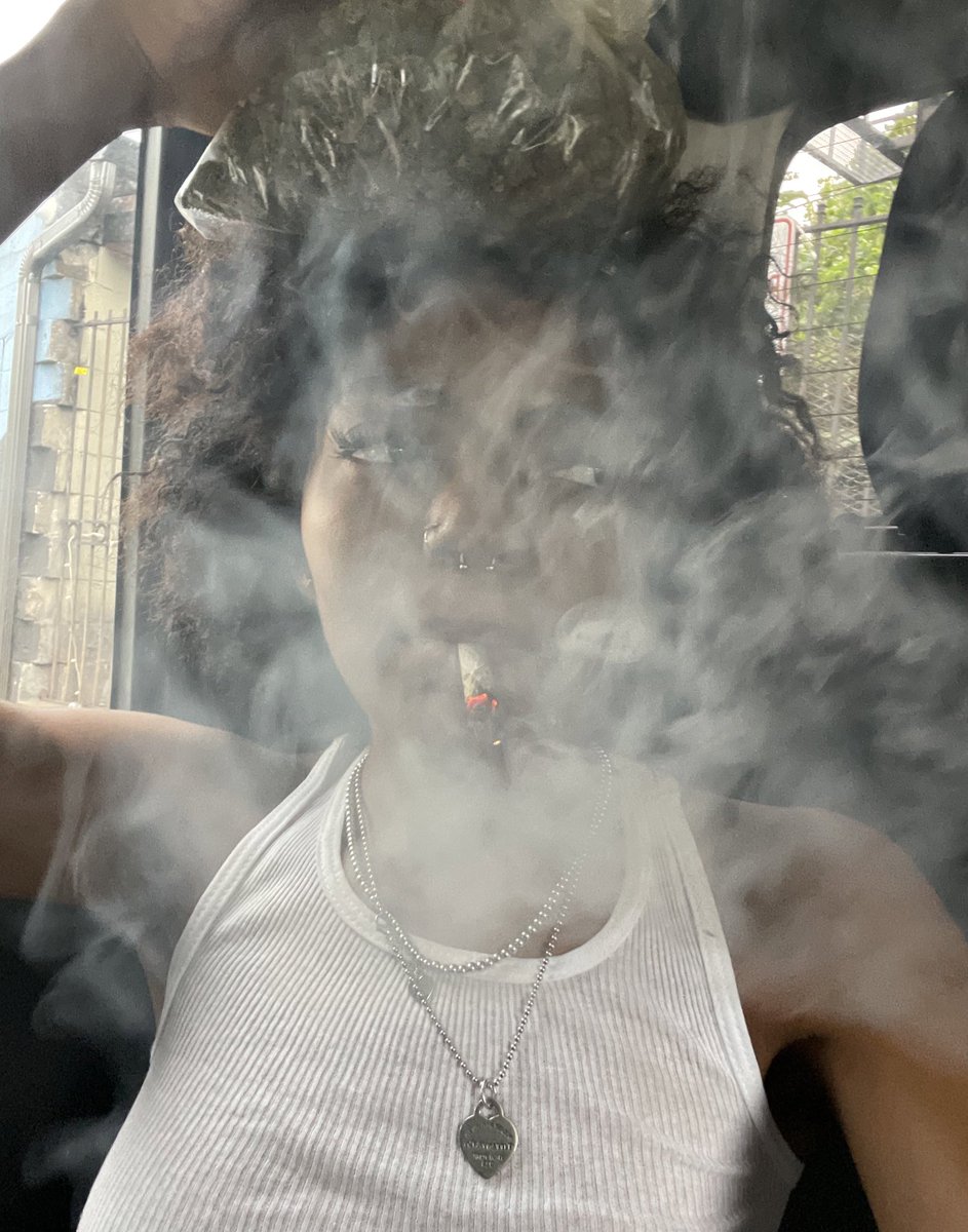 lillitty777's tweet photo. 2 high to care I swear I don’t gaf #plugga https://t.co/eA0Syd3Fdw