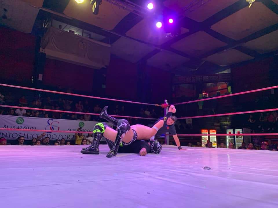 LaTijeraLucha's tweet photo. Inicio a tambor batiente en la #ArenaNaucalpan, #Fauno logra irse con el brazo en alto luego de aplicar un contundente amarre a su rival en turno #RockPower quien no pudo más y terminó rindiendose en un intenso inicio de función de #IWRG...
#latijeraluchalibre https://t.co/N1J2EnK8Ek