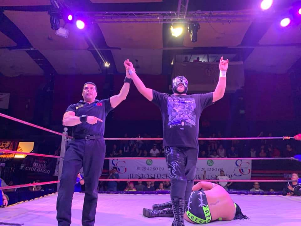 LaTijeraLucha's tweet photo. Inicio a tambor batiente en la #ArenaNaucalpan, #Fauno logra irse con el brazo en alto luego de aplicar un contundente amarre a su rival en turno #RockPower quien no pudo más y terminó rindiendose en un intenso inicio de función de #IWRG...
#latijeraluchalibre https://t.co/N1J2EnK8Ek