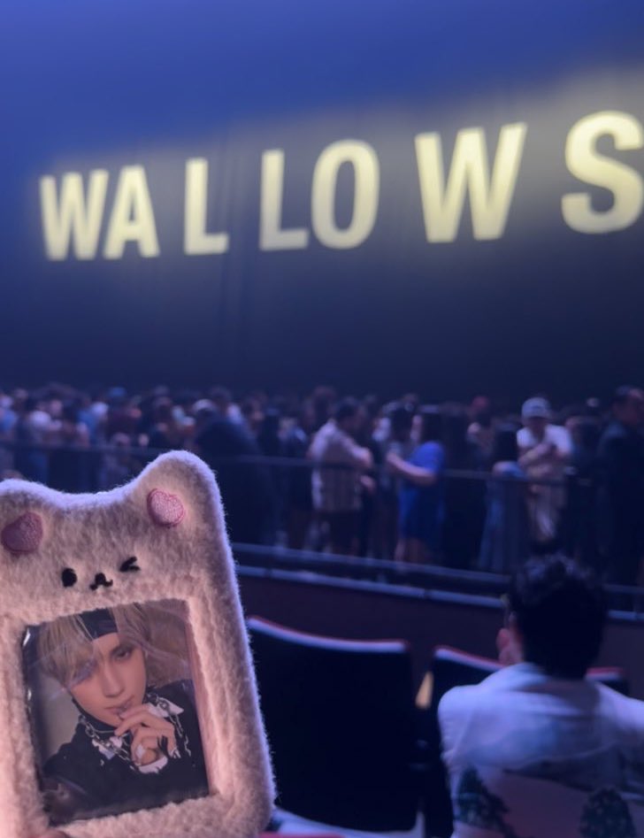 TXTOPlA's tweet photo. guys dylan minnette touched my hand last night and it’s all because i brought hueningkai ❤️ https://t.co/K366Z603vd