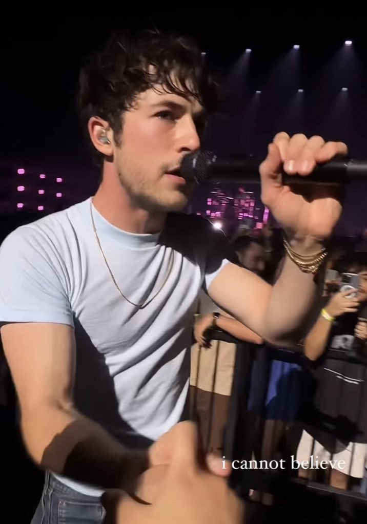 TXTOPlA's tweet photo. guys dylan minnette touched my hand last night and it’s all because i brought hueningkai ❤️ https://t.co/K366Z603vd