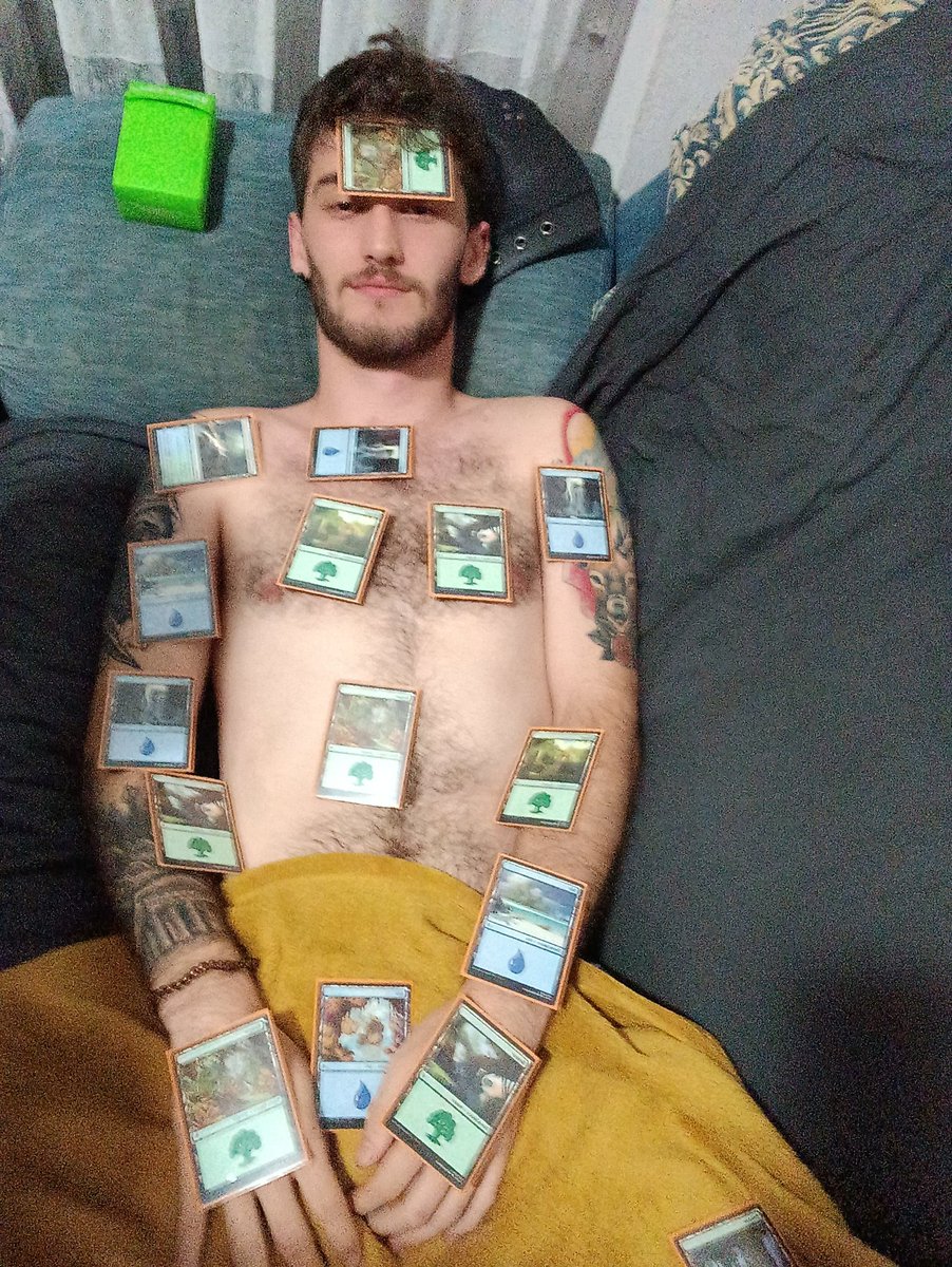 danloreparte's tweet image. He ganado a mi novia en una partida de magic the gathering, ahora duermo en el sofa y me acosa echandome tierra encima mientras intento dormir.(Algunas entran tappeadas)
AYUDA.