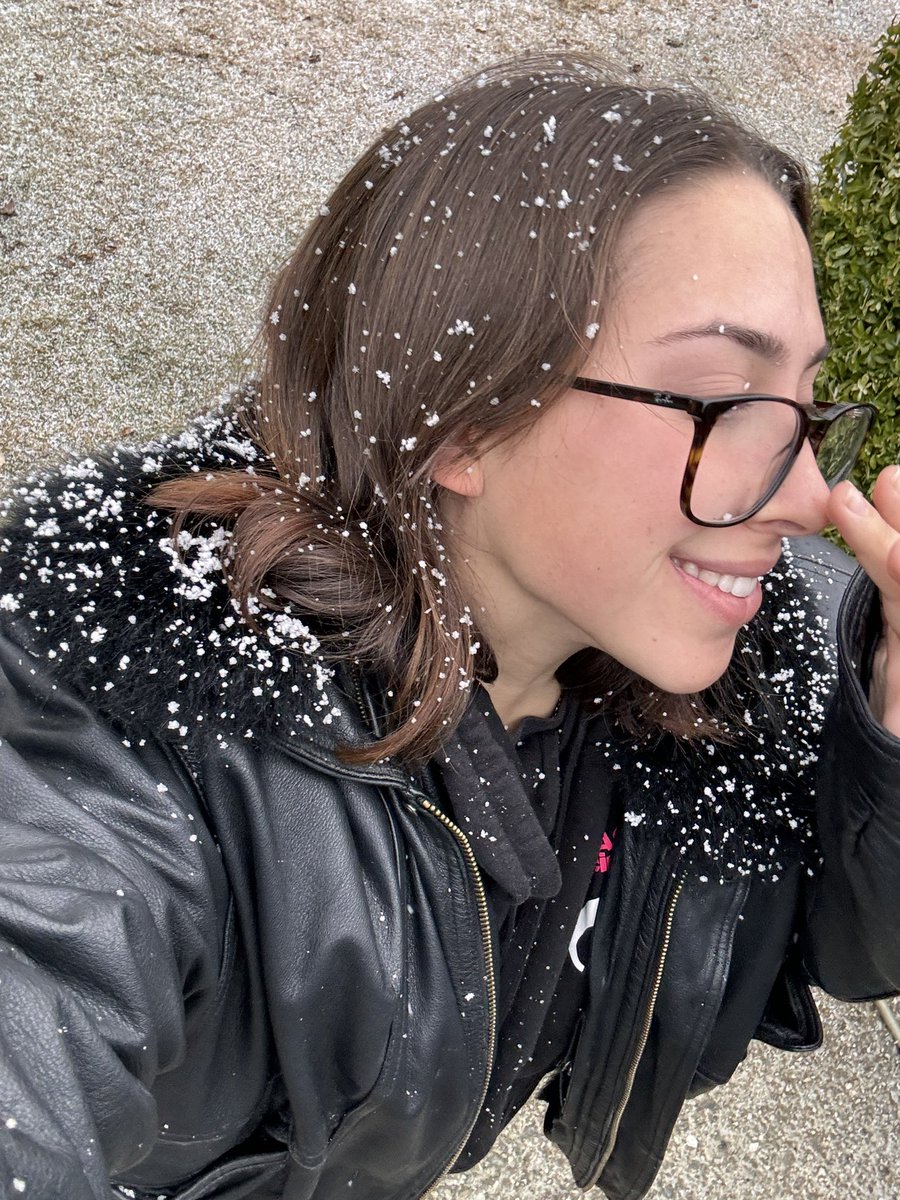 sofiaskynz's tweet photo. Woke up to snow this morning!! ☃️❄️🤍
One of my favourite types of weather… what is yours?!
#snow #cold #morning #winter #ruggedup #home #happy #hotchocolate https://t.co/bJXY3DYkd7