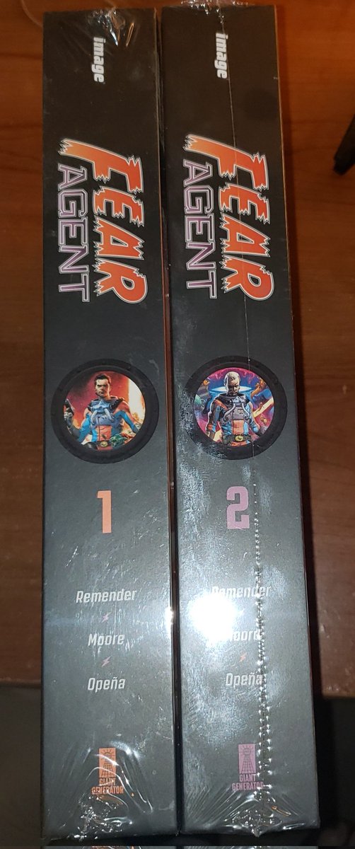 ryanllandes's tweet photo. I bought these oversized omnibus (s) a while back.. Volume 1 and 2.. I think its time to crack them open and read'em.. #FearAgent #comicbookart #comics #ComicArt https://t.co/lJuvI9AbJ6