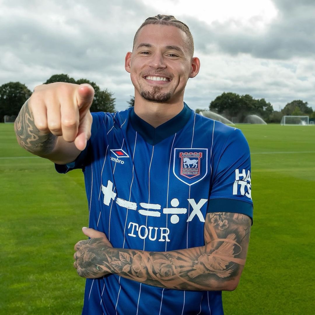iair_iugt's tweet photo. KALVIN PHILLIPS ➜ FICHÓ EN IPSWICH TOWN

Refuerzo de jerarquía. Cómo decepcionó bajo el mando de Pep Guardiola, evidenció un techo en Premier League. Asumirá protagonismo como el eje central de McKenna, compartiendo su rol de organizador con Jens Cajuste. Firma por un año. https://t.co/boXj815DXQ