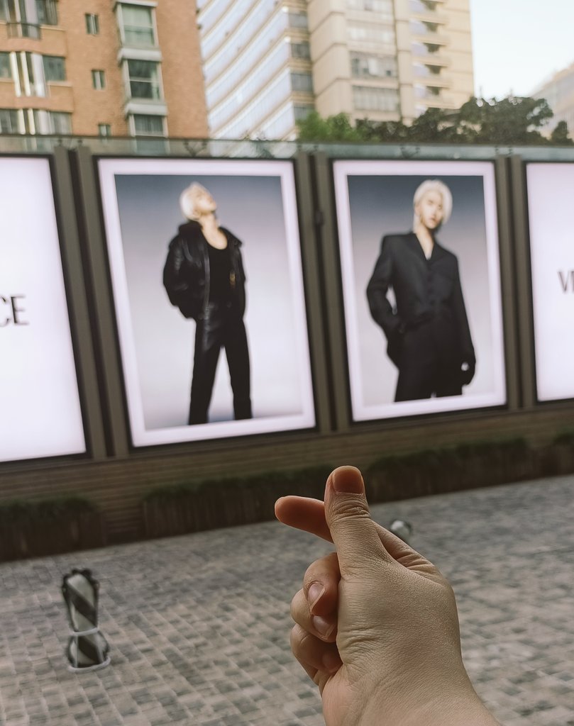 kunxiforever's tweet photo. KUN's new CM billboards!
I'm already check it out!
so handsomeππππ
#CaiXukun #KUN
#VersacePreFall24
@versace
@kun_officialx https://t.co/tZiHqlutCN