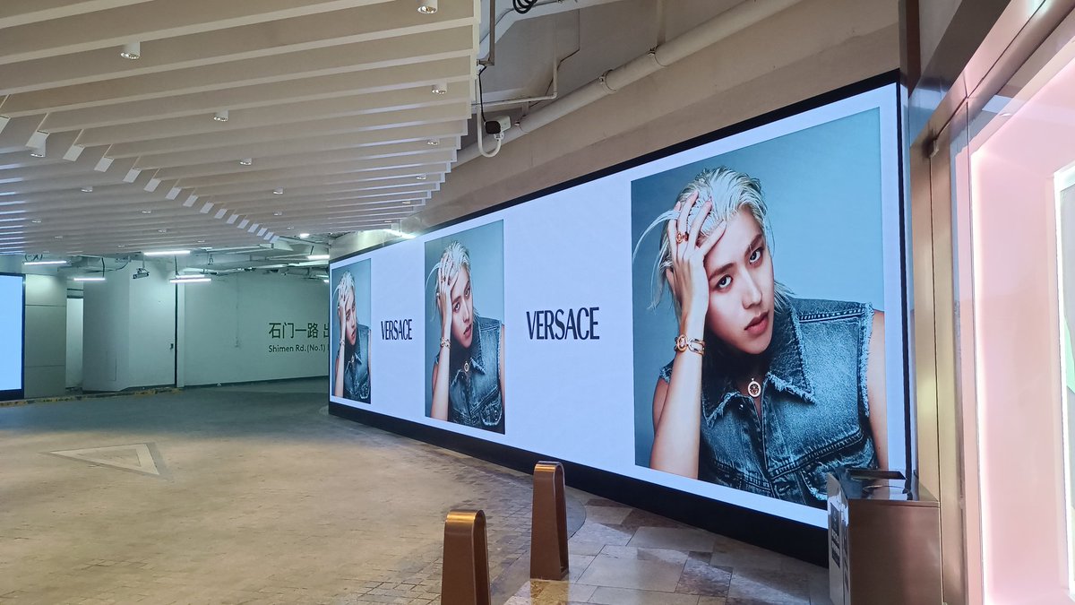 kunxiforever's tweet photo. KUN's new CM billboards!
I'm already check it out!
so handsomeππππ
#CaiXukun #KUN
#VersacePreFall24
@versace
@kun_officialx https://t.co/tZiHqlutCN
