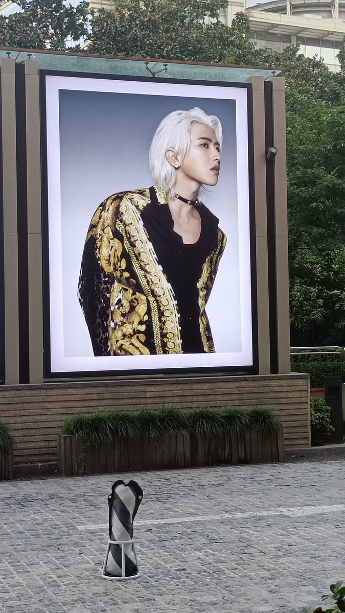 kunxiforever's tweet photo. KUN's new CM billboards!
I'm already check it out!
so handsomeππππ
#CaiXukun #KUN
#VersacePreFall24
@versace
@kun_officialx https://t.co/tZiHqlutCN